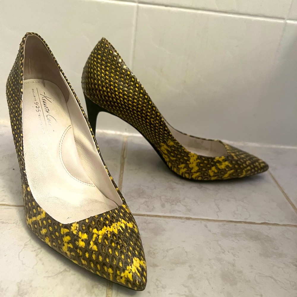 Yellow snakeskin Kenneth Cole Pumps
